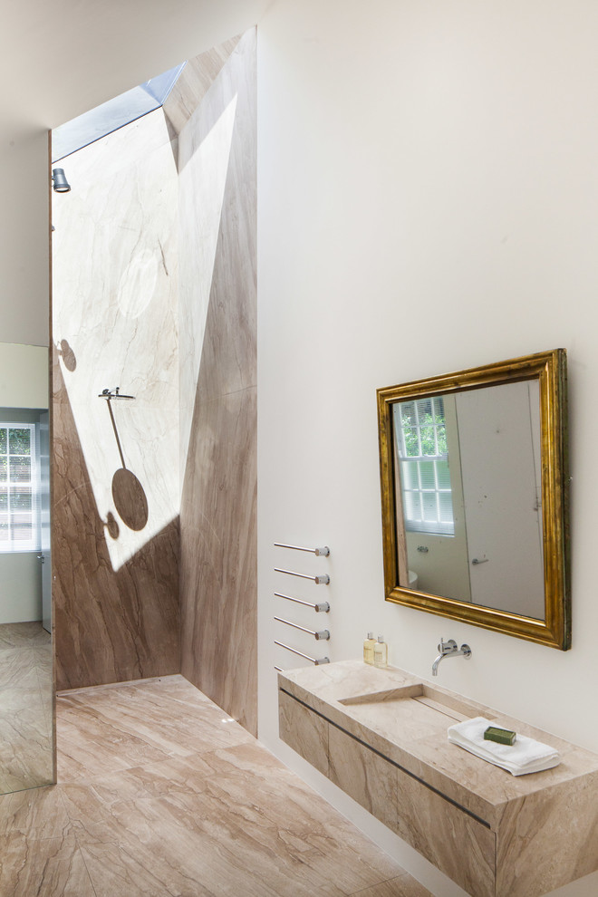 Immagine di una grande stanza da bagno con doccia design con doccia aperta, piastrelle di marmo, pareti bianche, pavimento in marmo, top in marmo, doccia aperta, piastrelle beige, lavabo integrato e pavimento beige