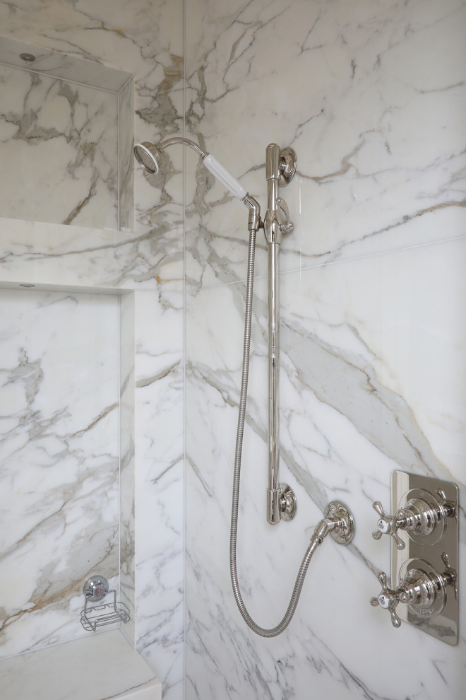 Foto di una stanza da bagno per bambini classica con vasca da incasso, doccia aperta, piastrelle bianche, piastrelle di marmo, pareti bianche, top in marmo e top bianco