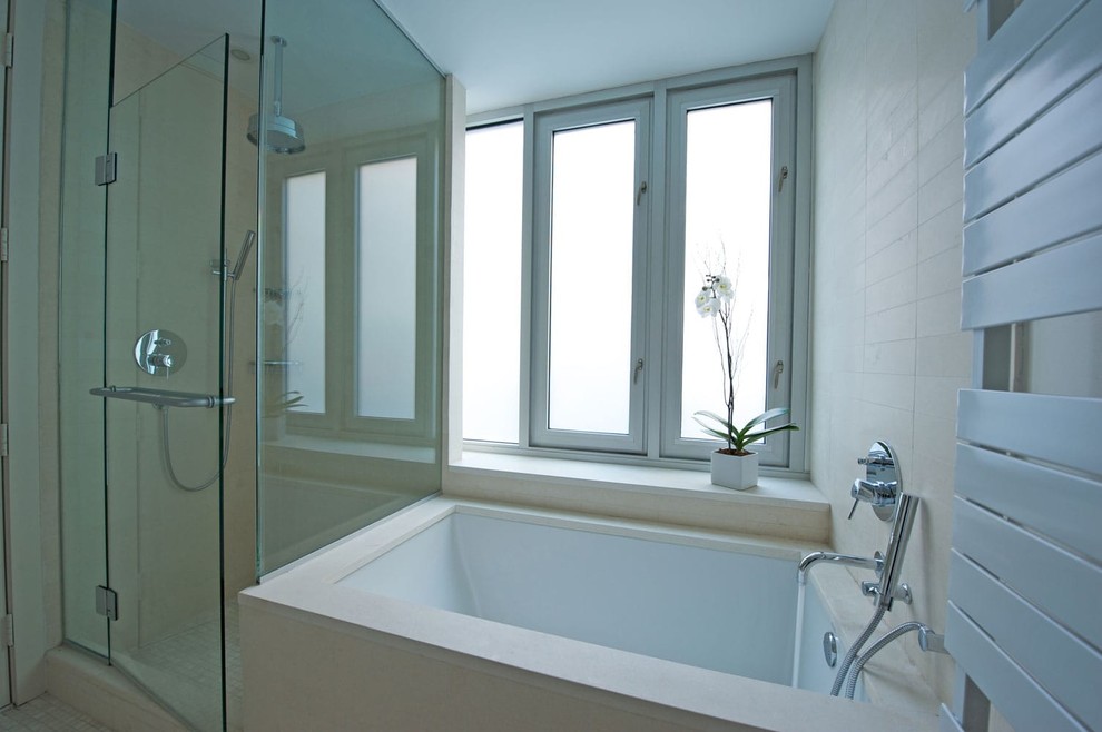 Foto di una stanza da bagno padronale design di medie dimensioni con vasca ad angolo, zona vasca/doccia separata e porta doccia a battente