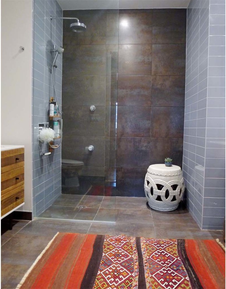 Example of an eclectic bathroom design in New York