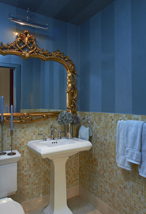 Ejemplo de cuarto de baño ecléctico de tamaño medio con baldosas y/o azulejos multicolor, paredes azules y suelo de mármol