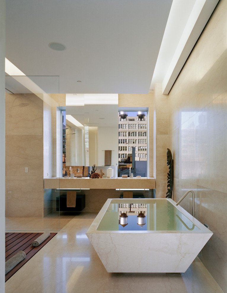 Свежая идея для дизайна: ванная комната в современном стиле с отдельно стоящей ванной и бежевыми стенами - отличное фото интерьера