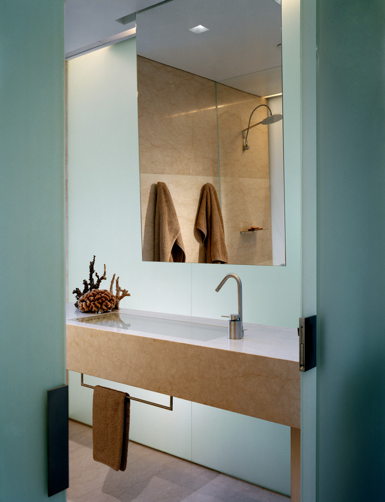 ニューヨークにあるコンテンポラリースタイルのおしゃれな浴室 (アンダーカウンター洗面器) の写真