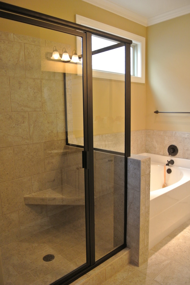 На фото: главная ванная комната среднего размера в классическом стиле с белыми фасадами, бежевой плиткой, керамической плиткой, серыми стенами, полом из керамической плитки, раковиной с пьедесталом и столешницей из гранита с