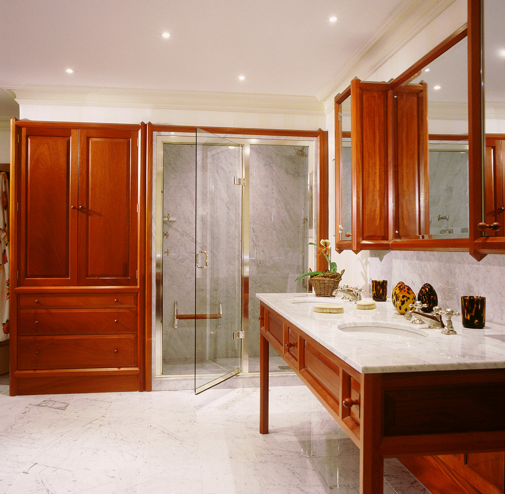 Esempio di una stanza da bagno chic con lavabo sottopiano, ante con bugna sagomata e doccia alcova