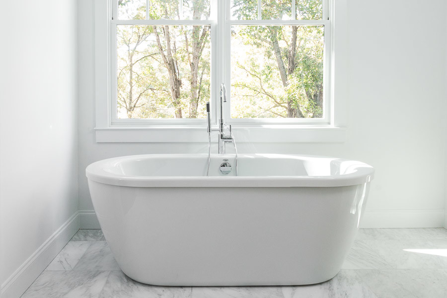 Großes Klassisches Badezimmer En Suite mit freistehender Badewanne, grauer Wandfarbe, Marmorboden und grauem Boden in Atlanta