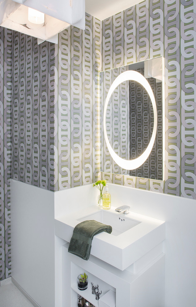 На фото: ванная комната в современном стиле с белыми фасадами, серыми стенами и зеркалом с подсветкой с