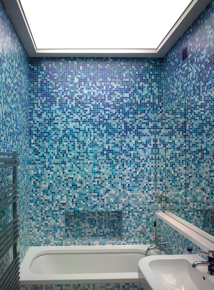 На фото: детская ванная комната среднего размера в стиле неоклассика (современная классика) с консольной раковиной, накладной ванной, синей плиткой, плиткой мозаикой, разноцветными стенами и мраморным полом с
