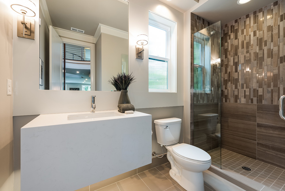 Идея дизайна: ванная комната среднего размера в современном стиле с открытым душем, раздельным унитазом, коричневой плиткой, разноцветной плиткой, керамогранитной плиткой, белыми стенами, полом из керамогранита, душевой кабиной, монолитной раковиной и столешницей из искусственного камня