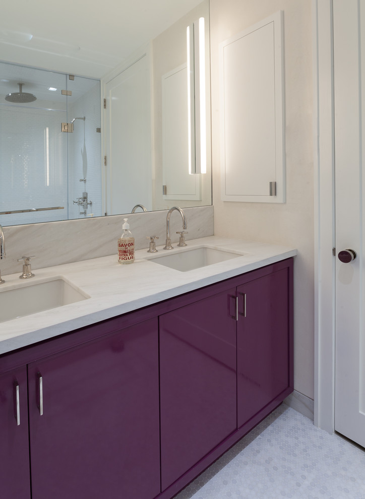 На фото: главная ванная комната среднего размера в современном стиле с унитазом-моноблоком, белой плиткой, белыми стенами, полом из мозаичной плитки, врезной раковиной, мраморной столешницей, плоскими фасадами, фиолетовыми фасадами, мраморной плиткой, белым полом и белой столешницей