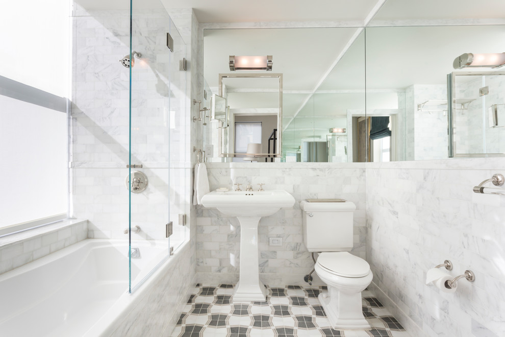 Foto de cuarto de baño principal clásico con lavabo con pedestal, bañera empotrada, combinación de ducha y bañera, sanitario de dos piezas y baldosas y/o azulejos blancos