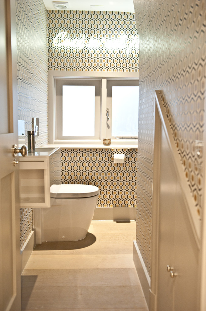 Exemple d'une petite salle de bain tendance avec des portes de placard blanches, WC à poser, un carrelage gris, un carrelage de pierre, un mur multicolore et un lavabo suspendu.