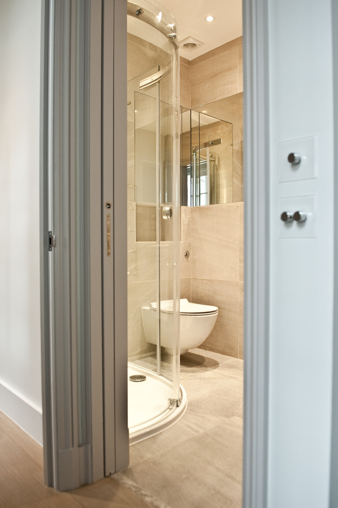 Kleines Modernes Duschbad mit weißen Schränken, Eckdusche, Toilette mit Aufsatzspülkasten, grauen Fliesen, Steinfliesen, grauer Wandfarbe und Wandwaschbecken in London