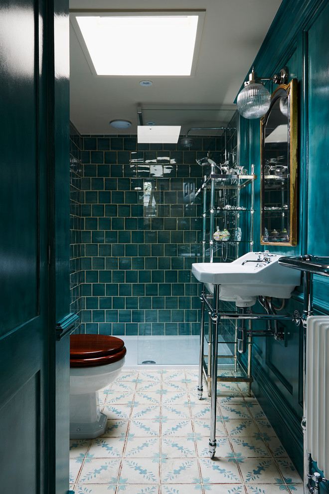 Klassisches Duschbad mit offenen Schränken, Duschnische, blauen Fliesen, blauer Wandfarbe, Waschtischkonsole und offener Dusche in London