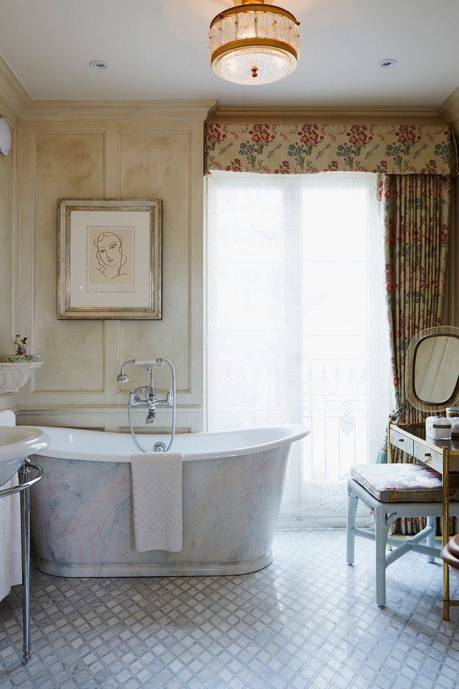 Immagine di una stanza da bagno padronale tradizionale con vasca freestanding, vasca/doccia, pareti grigie e lavabo a consolle