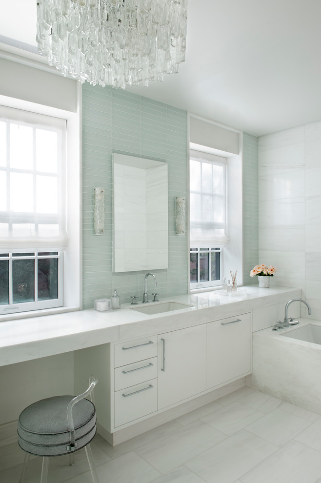 Источник вдохновения для домашнего уюта: главная ванная комната в стиле неоклассика (современная классика) с врезной раковиной, плоскими фасадами, белыми фасадами, полновстраиваемой ванной, синей плиткой и стеклянной плиткой