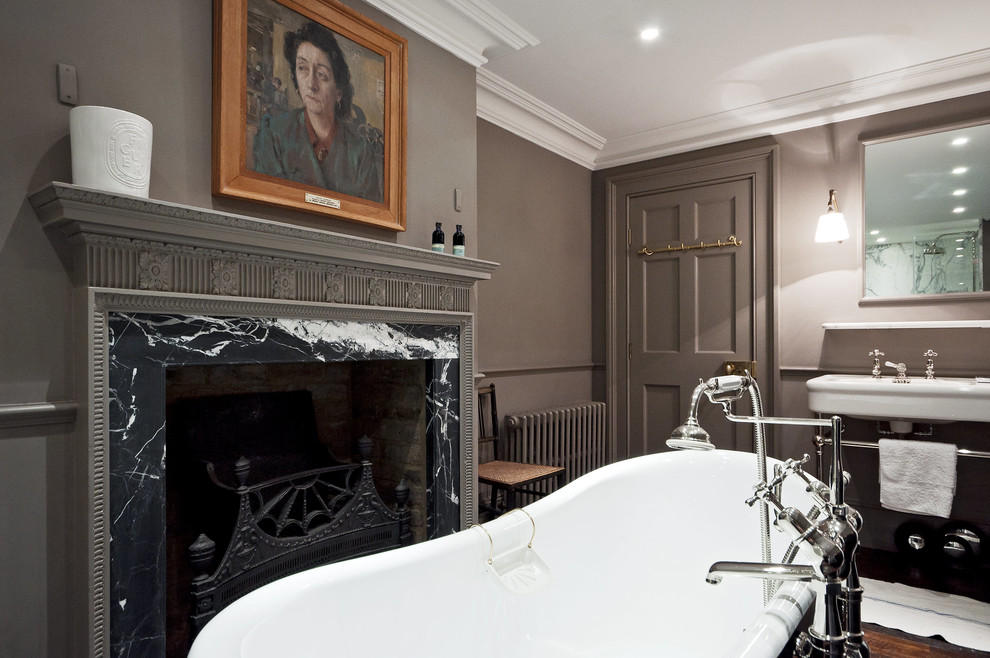 Источник вдохновения для домашнего уюта: ванная комната в викторианском стиле с отдельно стоящей ванной и душем над ванной