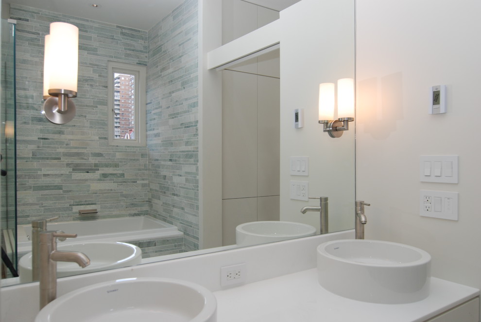 Ispirazione per una stanza da bagno minimalista con lavabo a bacinella