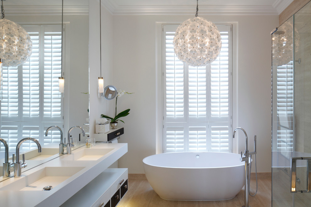 Свежая идея для дизайна: главная ванная комната в современном стиле с монолитной раковиной, отдельно стоящей ванной и белыми стенами - отличное фото интерьера
