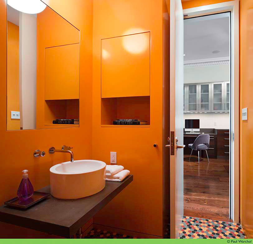 Kleines Modernes Duschbad mit oranger Wandfarbe, Aufsatzwaschbecken und Mosaik-Bodenfliesen in New York