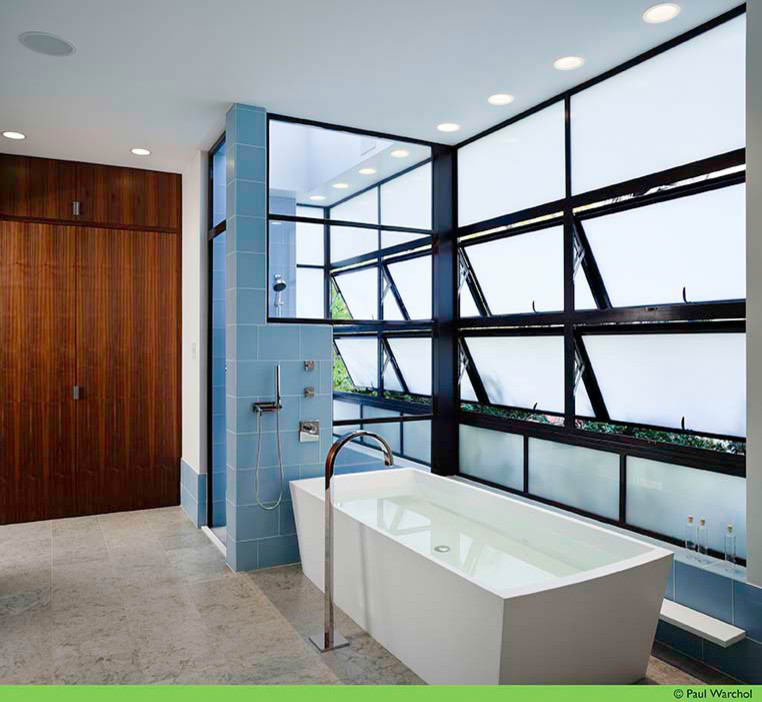 Стильный дизайн: большая главная ванная комната в стиле модернизм с отдельно стоящей ванной, душем без бортиков, синей плиткой, стеклянной плиткой и белыми стенами - последний тренд