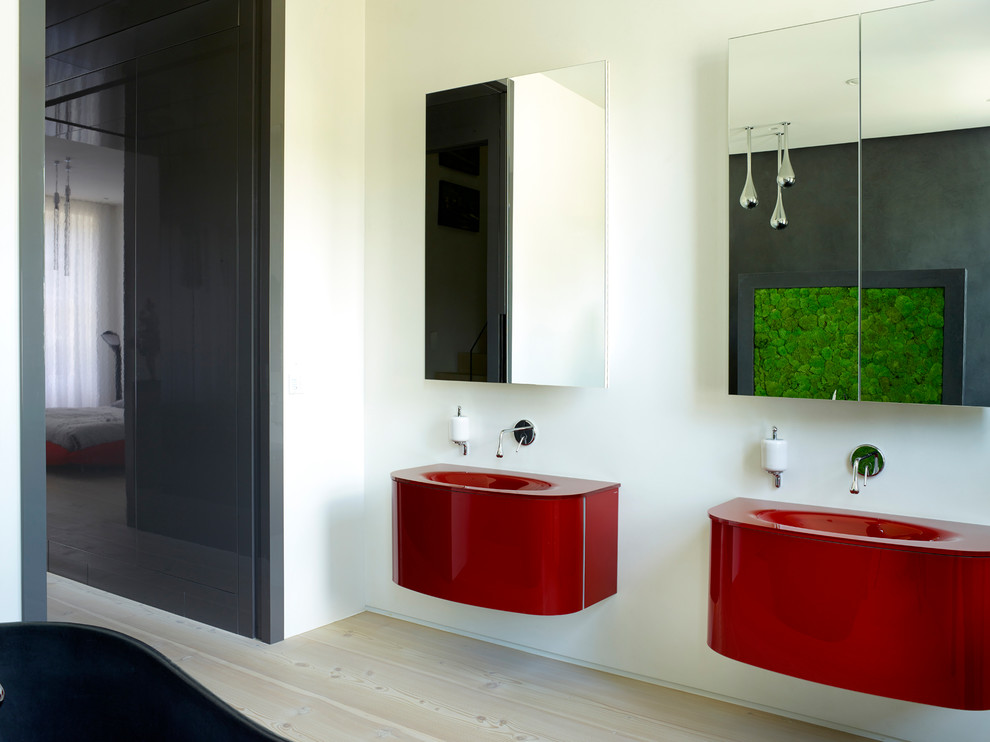 Idées déco pour une grande salle de bain principale contemporaine avec des portes de placard rouges, un mur blanc, parquet clair, un plan de toilette en surface solide, un sol beige, un plan de toilette rouge et un lavabo intégré.