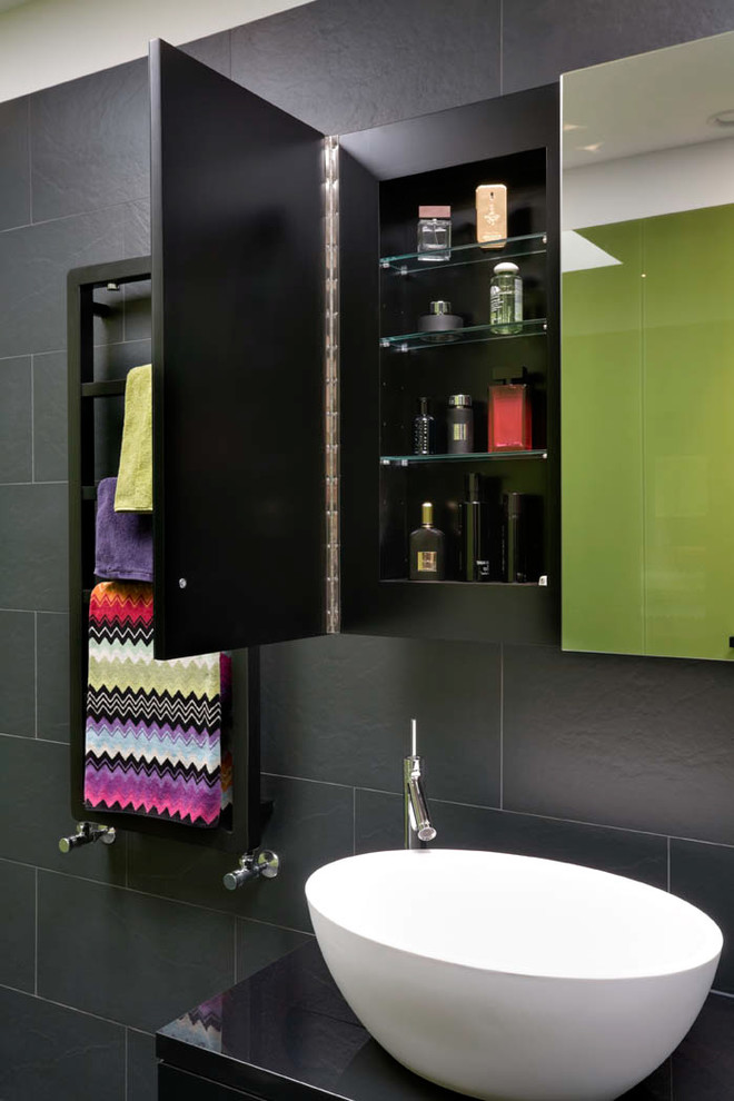 Inspiration för mellanstora moderna svart en-suite badrum, med luckor med glaspanel, en öppen dusch, en vägghängd toalettstol, grå kakel, skifferkakel, grå väggar, skiffergolv, ett fristående handfat, bänkskiva i akrylsten, grått golv och med dusch som är öppen