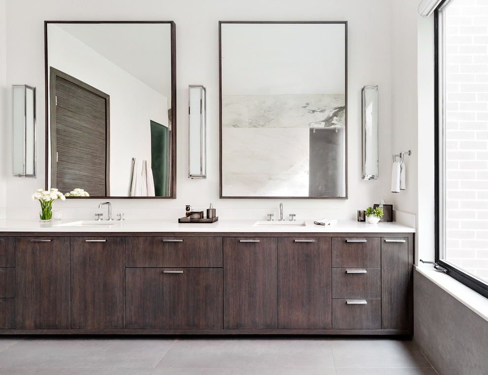 Пример оригинального дизайна: главная ванная комната в скандинавском стиле с плоскими фасадами, темными деревянными фасадами, белыми стенами, врезной раковиной, серым полом, белой столешницей и зеркалом с подсветкой