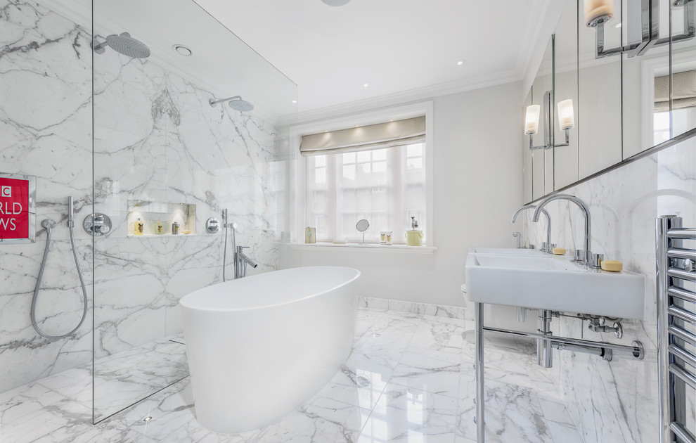 Foto de cuarto de baño principal contemporáneo con bañera exenta, ducha doble, baldosas y/o azulejos blancas y negros, paredes grises, lavabo tipo consola y suelo gris