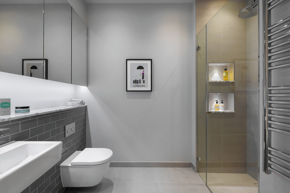 Großes Modernes Badezimmer in London
