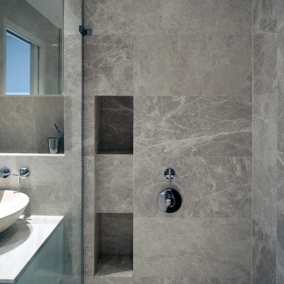 Inredning av ett mellanstort beige beige en-suite badrum, med släta luckor, grå skåp, en öppen dusch, beige kakel, marmorkakel, beige väggar, ett konsol handfat, marmorbänkskiva och med dusch som är öppen