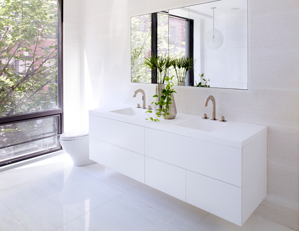 Идея дизайна: большая главная ванная комната в стиле модернизм с плоскими фасадами, белыми фасадами, отдельно стоящей ванной, открытым душем, унитазом-моноблоком, белыми стенами, полом из керамогранита, монолитной раковиной, столешницей из кварцита, белым полом, душем с распашными дверями и белой столешницей