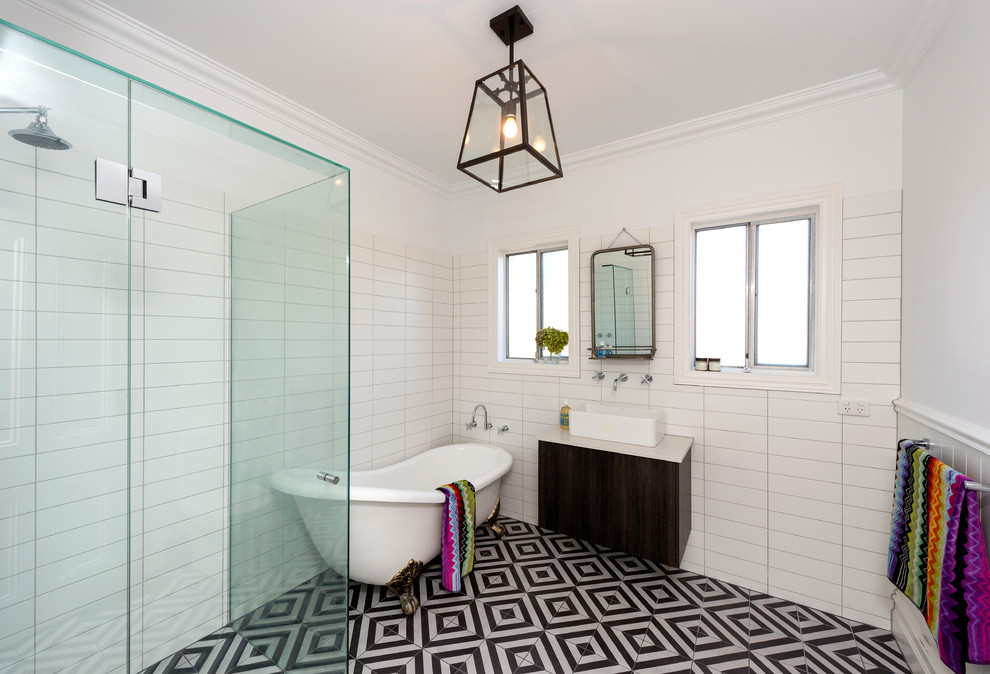 Foto på ett funkis badrum, med ett badkar med tassar, en hörndusch, ett fristående handfat och dusch med gångjärnsdörr