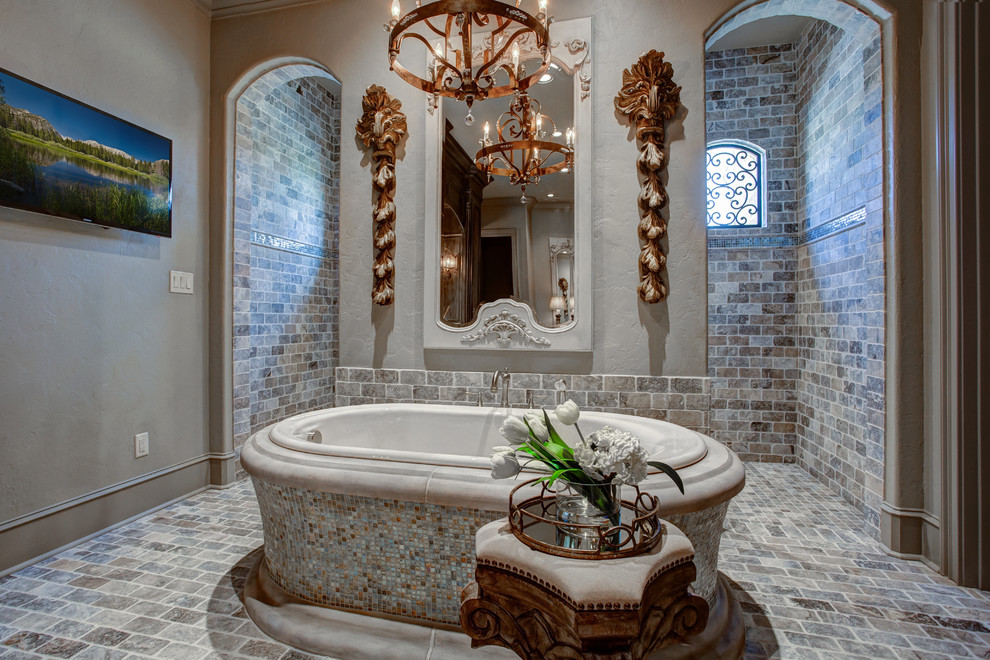 Bild på ett mycket stort vintage en-suite badrum, med luckor med infälld panel, skåp i slitet trä, ett platsbyggt badkar, en öppen dusch, flerfärgad kakel, stenkakel, grå väggar, skiffergolv och ett undermonterad handfat