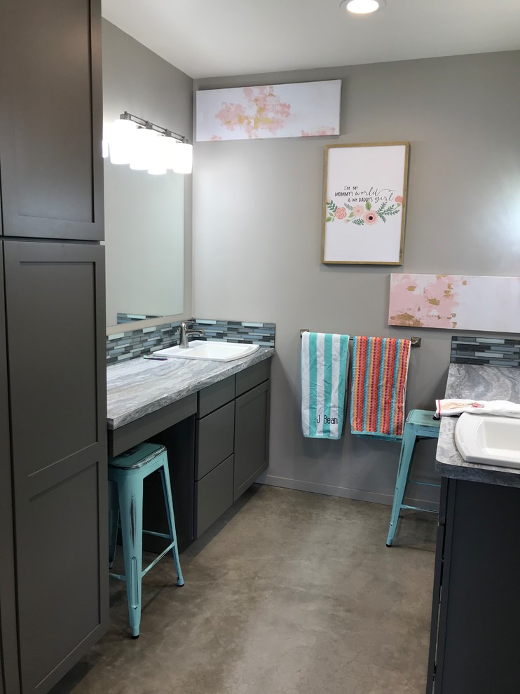 Идея дизайна: детская ванная комната среднего размера в современном стиле с фасадами в стиле шейкер, серыми фасадами, душем над ванной, раздельным унитазом, разноцветной плиткой, плиткой мозаикой, фиолетовыми стенами, бетонным полом, накладной раковиной, столешницей из ламината, серым полом, душем с раздвижными дверями и разноцветной столешницей