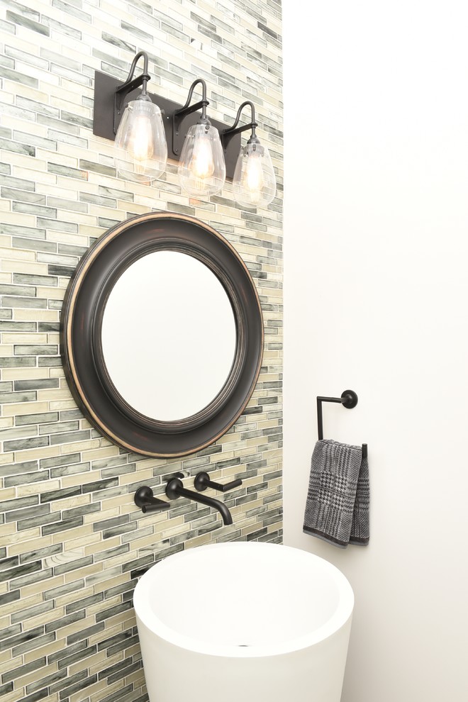 Esempio di una stanza da bagno contemporanea con piastrelle multicolore, piastrelle di vetro, pareti multicolore e lavabo a colonna