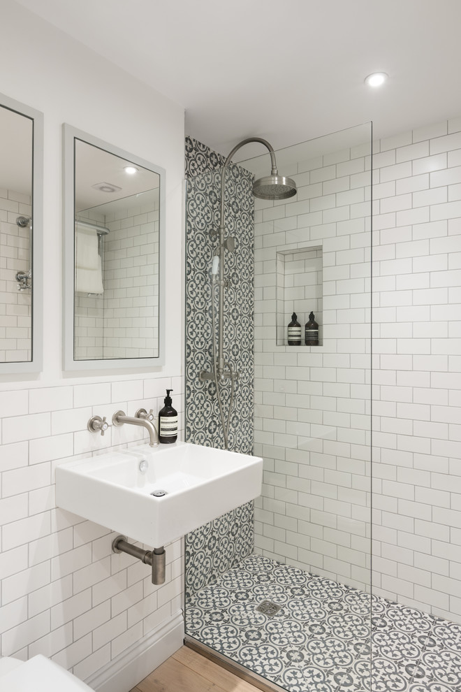 Пример оригинального дизайна: ванная комната в современном стиле с инсталляцией, разноцветной плиткой, белой плиткой, белыми стенами, душевой кабиной и подвесной раковиной