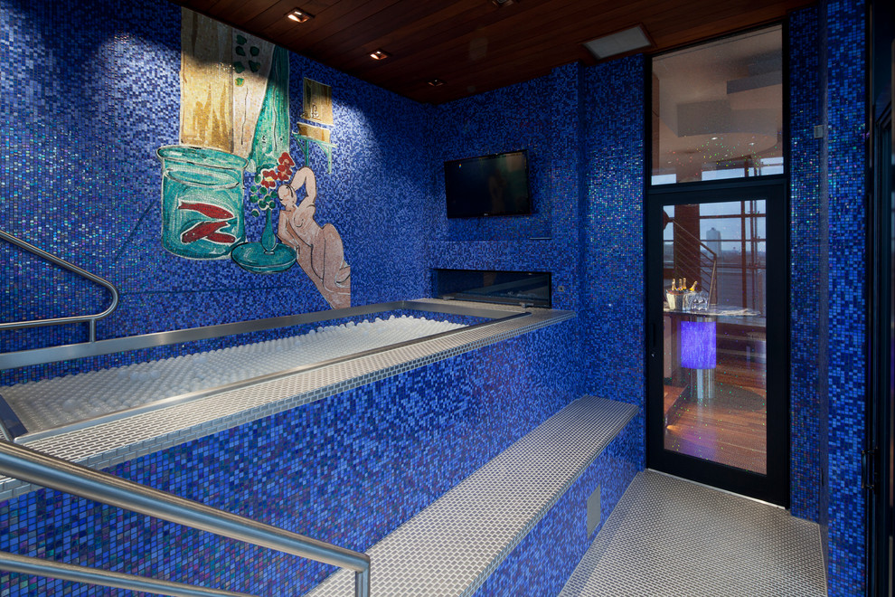 Modelo de cuarto de baño contemporáneo con baldosas y/o azulejos azules y baldosas y/o azulejos en mosaico