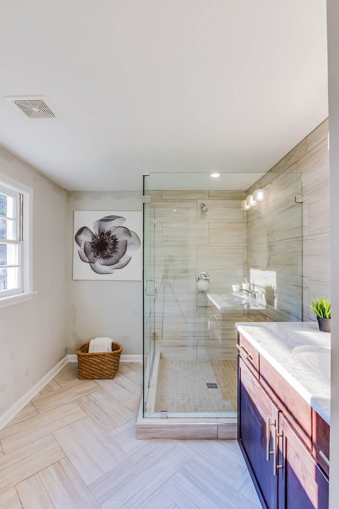 Пример оригинального дизайна: большая главная ванная комната в классическом стиле с монолитной раковиной, мраморной столешницей, душем в нише, серой плиткой и серыми стенами