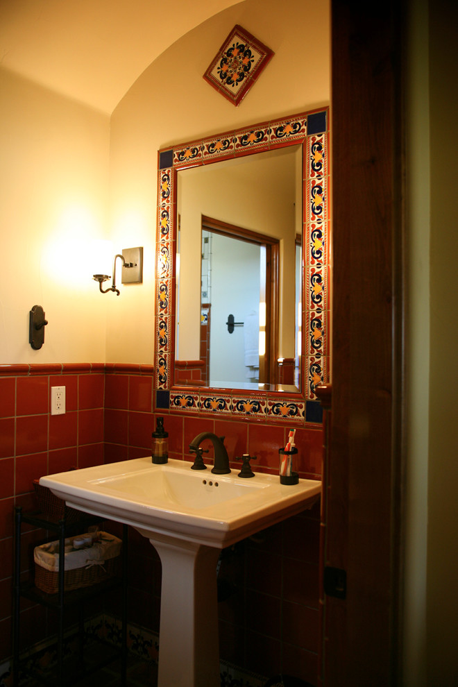 Inspiration för mellanstora medelhavsstil badrum med dusch, med röd kakel, keramikplattor, beige väggar och ett piedestal handfat