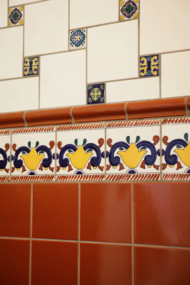 Foto de cuarto de baño mediterráneo de tamaño medio con baldosas y/o azulejos rojos, baldosas y/o azulejos de cerámica, paredes beige, aseo y ducha y lavabo con pedestal