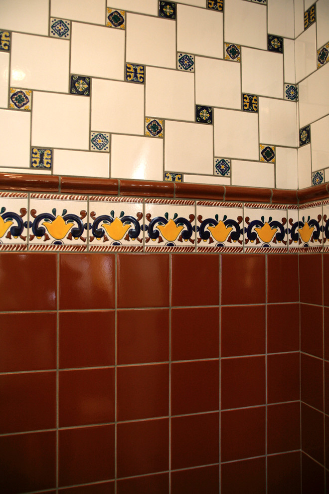 Mittelgroßes Mediterranes Duschbad mit roten Fliesen, Keramikfliesen, beiger Wandfarbe und Sockelwaschbecken in Sacramento