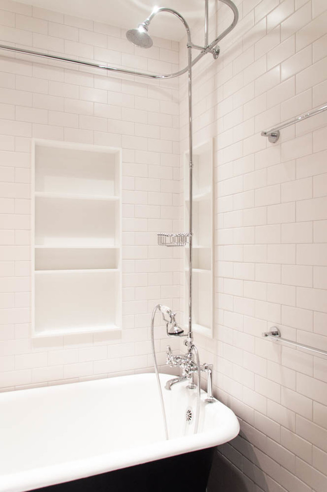 Ejemplo de cuarto de baño principal industrial con bañera con patas, baldosas y/o azulejos blancos, baldosas y/o azulejos de cerámica y suelo con mosaicos de baldosas