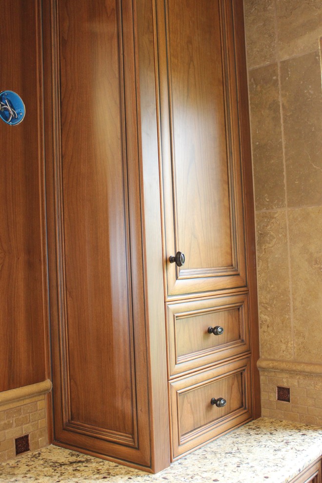 Inredning av ett klassiskt stort en-suite badrum, med en kantlös dusch, beige kakel, stenkakel, vita väggar, travertin golv, skåp i mellenmörkt trä och granitbänkskiva