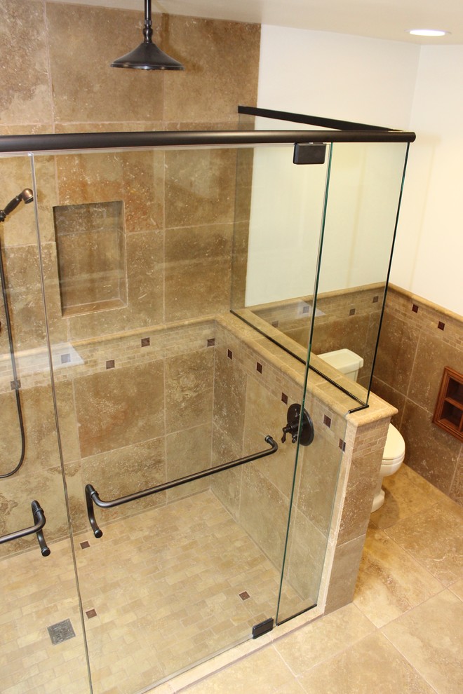 Klassisk inredning av ett stort en-suite badrum, med en kantlös dusch, beige kakel, stenkakel, vita väggar och travertin golv