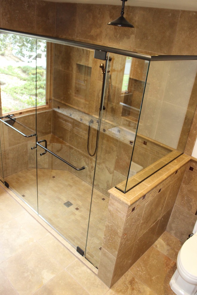 Идея дизайна: большая главная ванная комната в классическом стиле с душем без бортиков, бежевой плиткой, каменной плиткой, белыми стенами и полом из травертина
