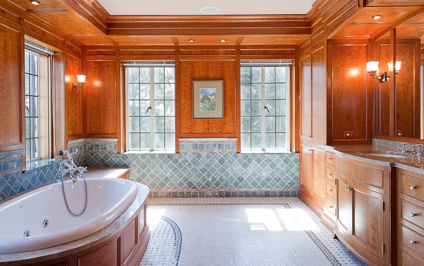 Bild på ett mellanstort vintage en-suite badrum, med luckor med upphöjd panel, skåp i mellenmörkt trä, ett platsbyggt badkar, blå kakel, travertinkakel, bruna väggar, klinkergolv i keramik, ett undermonterad handfat, bänkskiva i kvarts och vitt golv