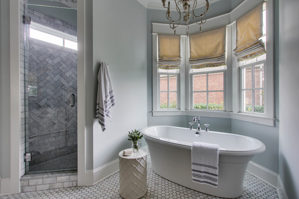 Exempel på ett stort klassiskt en-suite badrum, med ett undermonterad handfat, skåp i shakerstil, vita skåp, marmorbänkskiva, ett fristående badkar, grå kakel, mosaik, mosaikgolv och blå väggar