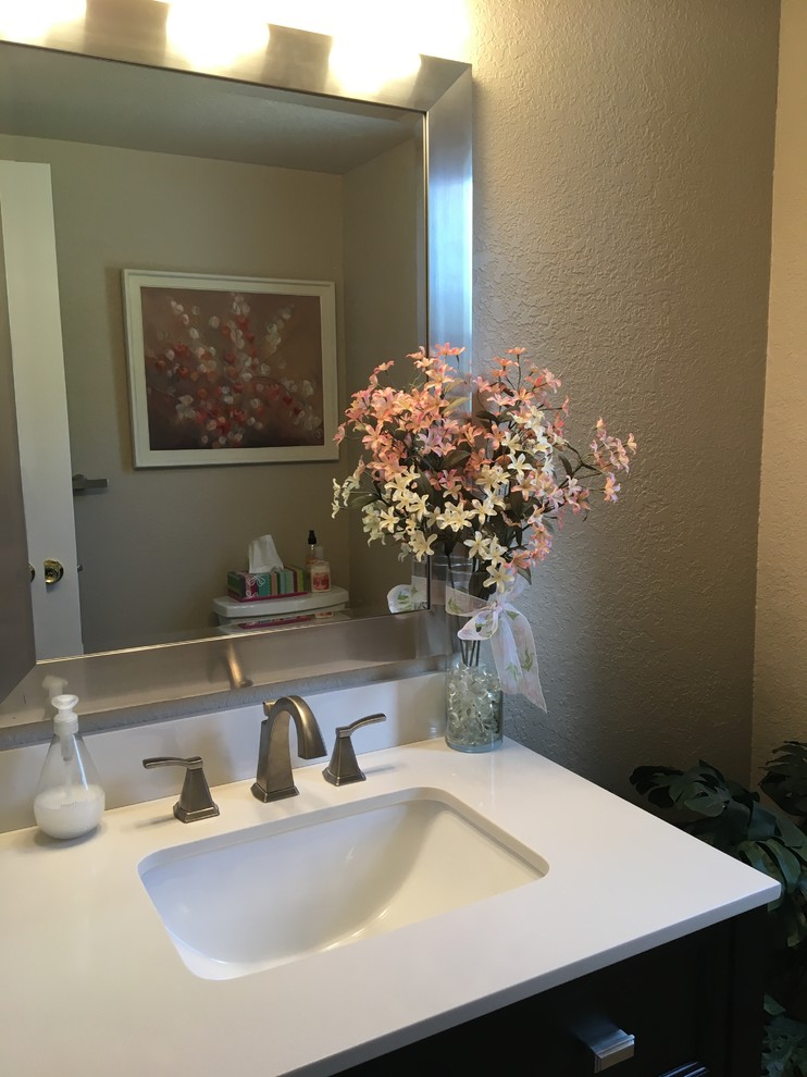 Esempio di una piccola stanza da bagno con doccia classica con ante nere, WC monopezzo, pareti beige, lavabo sottopiano, top in marmo, pavimento beige e top giallo