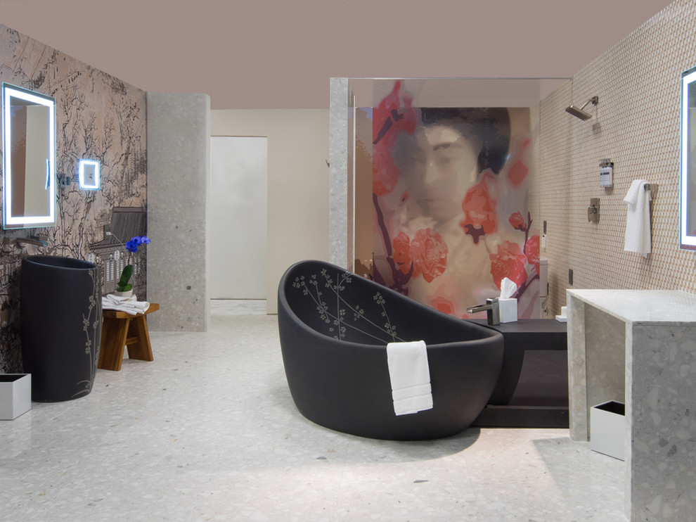 Cette image montre une salle de bain principale asiatique avec un lavabo de ferme, une baignoire indépendante, une douche ouverte, un carrelage multicolore et un mur multicolore.